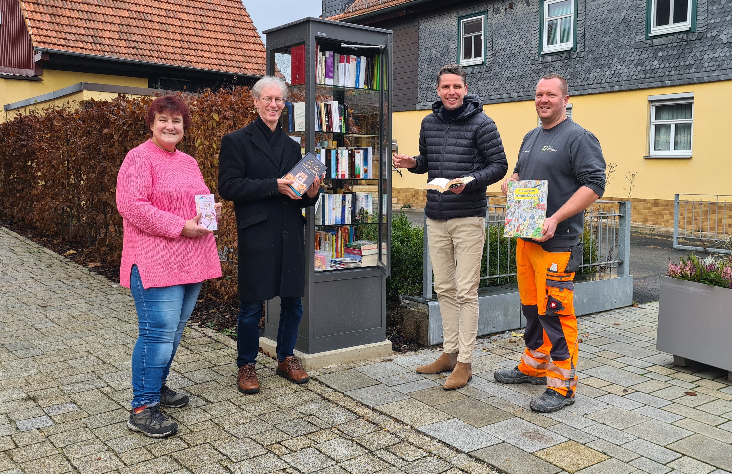 Bücherschrank in der Neuen Mitte Mitwitz eröffnet – Ein Treffpunkt für Bücherfreunde