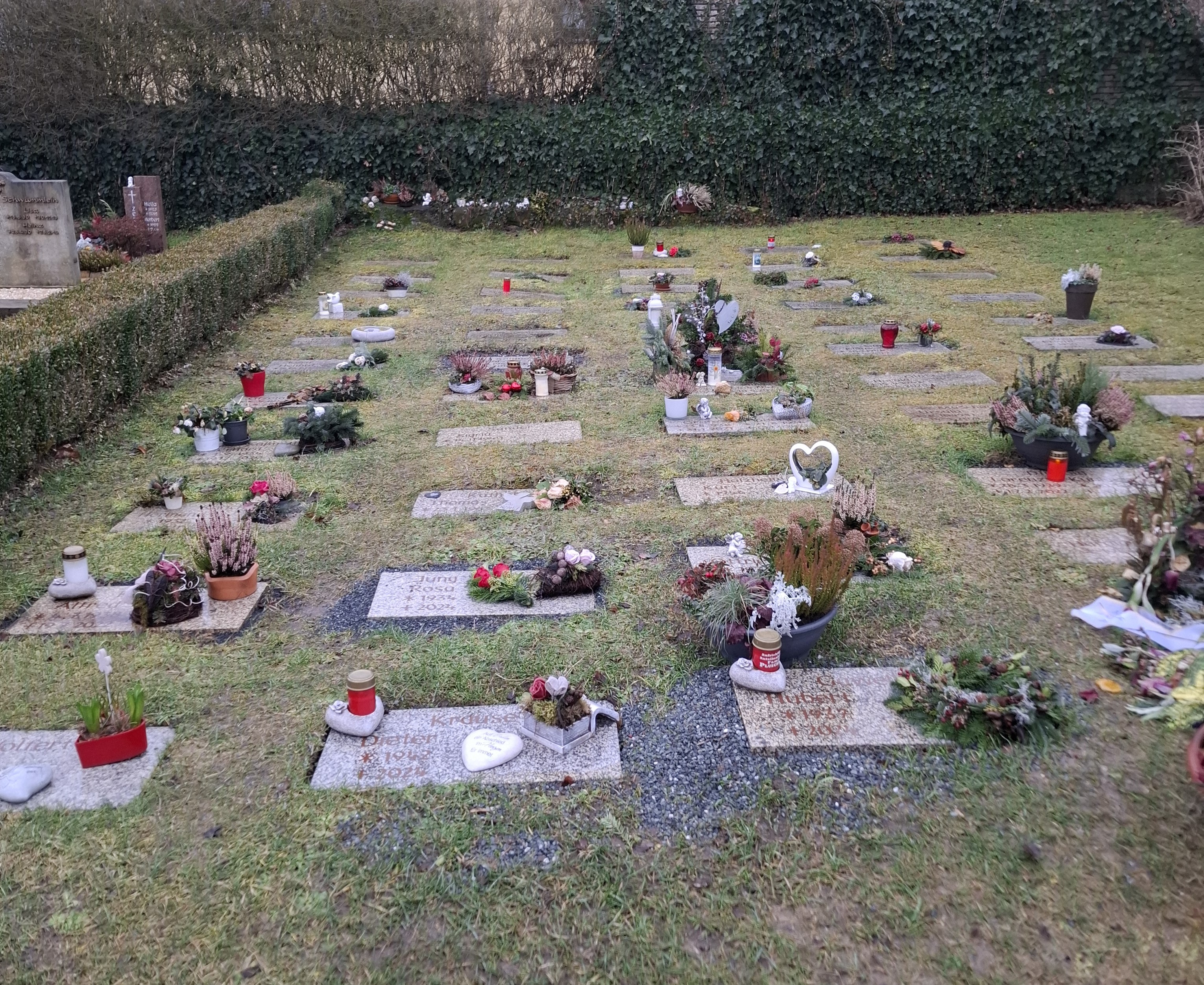 Regelungen zum Grabschmuck auf den Urnengräberfeldern
